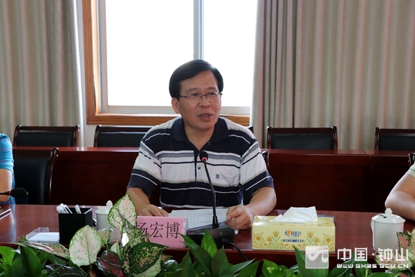 副市长史凤军(前排中)在会上作讲话图为史凤军(右二),黄卫东(右一)