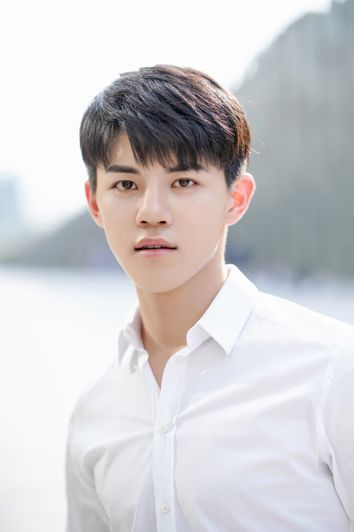 杨淳皓开学季新写真曝光 清爽简约散发少年朝气