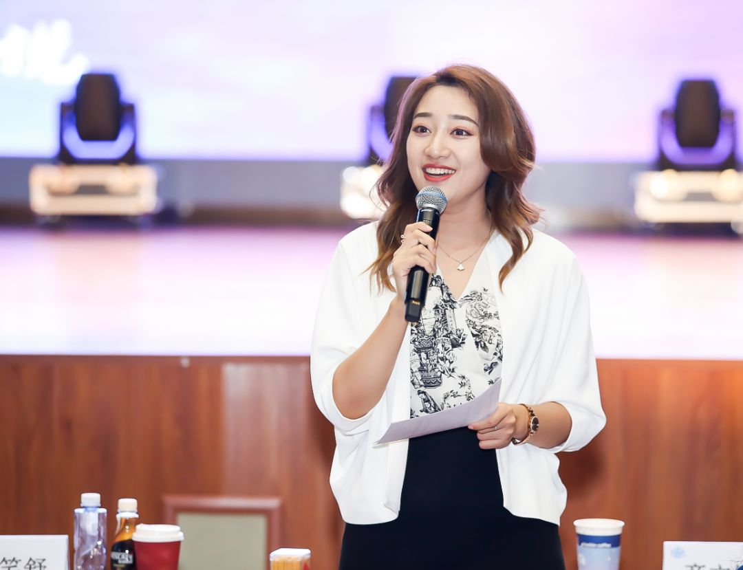 《新闻和报纸摘要》节目主播方亮中央电视台新闻频道播音员,主持人