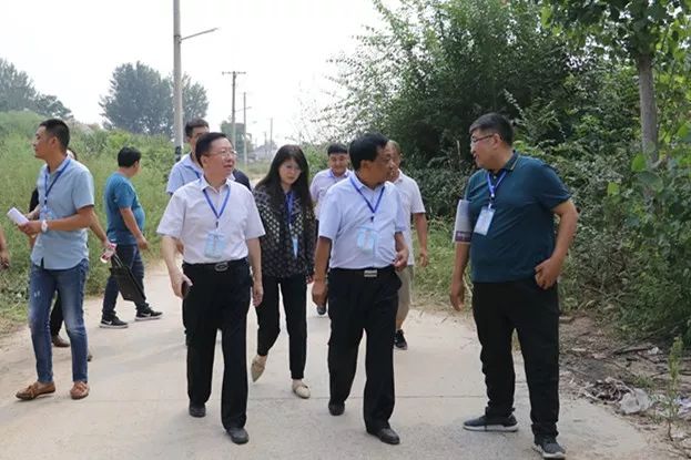 县政协副主席张宇东带领由部分政协委员组成的调研组,对濮阳县革命