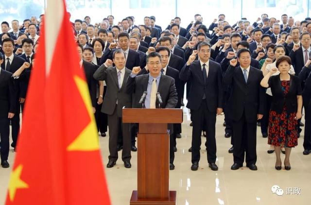 市政府举行宪法宣誓仪式