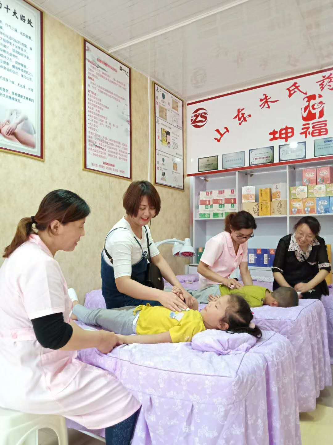 坤福堂小儿推拿调理常见的症状为不思乳食,腹胀嗳腐,大便酸臭或便秘为