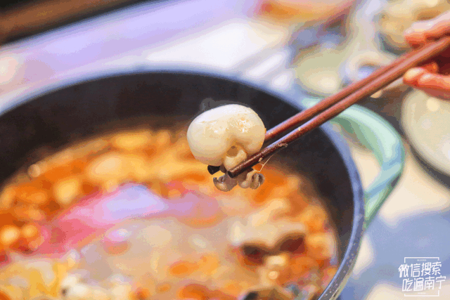 墨鱼仔在锅中吸饱了汁水,一口咬下十分爽脆!