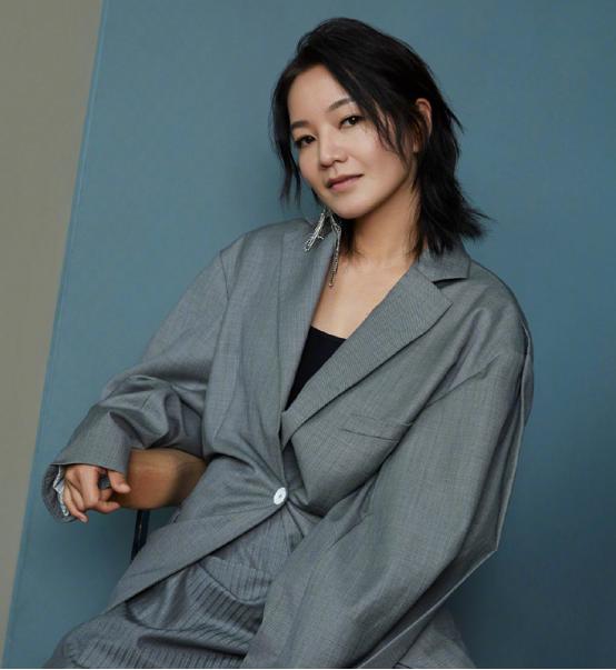 阿雅最近画报照曝光高清镜头下雀斑明显这才是40岁真实的样子