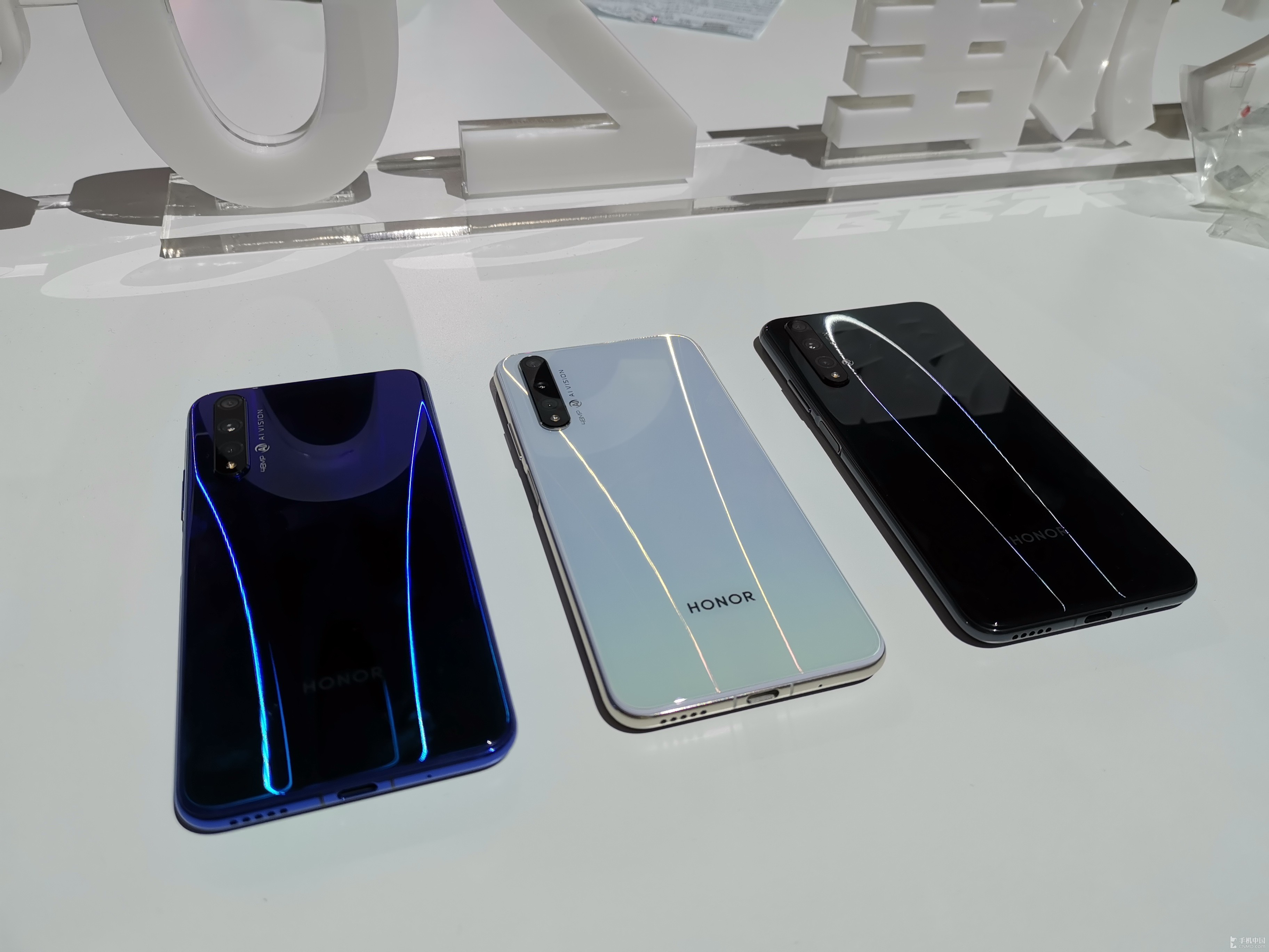 荣耀20s现场真机图赏全新蝶羽纹理id极致魅眼屏