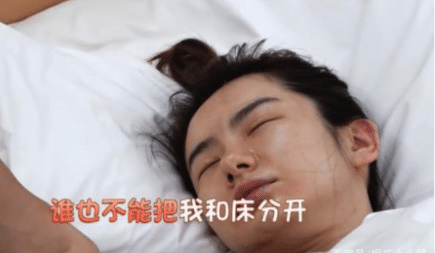 34岁戚薇素颜起床认不出蓬头垢面满脸油网友太真实