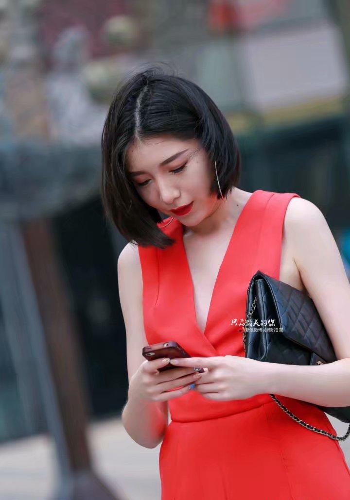 街拍:红衣小姐姐,看着都这么有气势