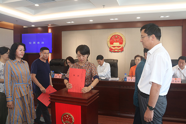 集安市第十八届人大常委会召开第二十一次会议