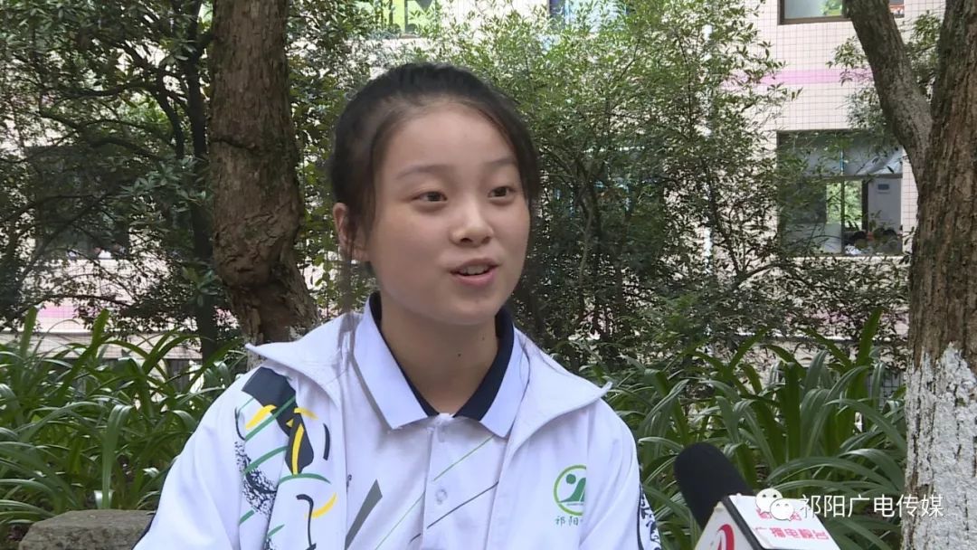 祁阳一中学生:李雨欣唐老师还是属于那种比较严格的老师吧,但是还是要