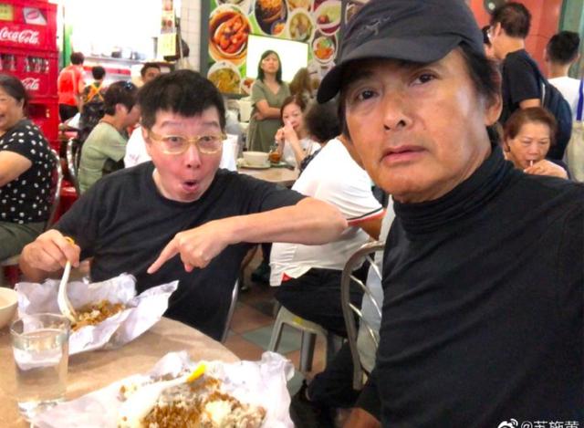 64岁周润发近照晒成古铜色大排档吃饭遭吐槽木嘴