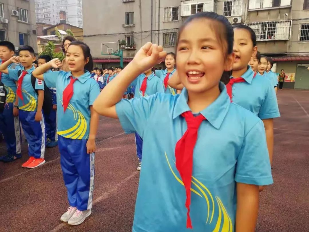 开学啦!丹东市学生同升国旗 共唱国歌