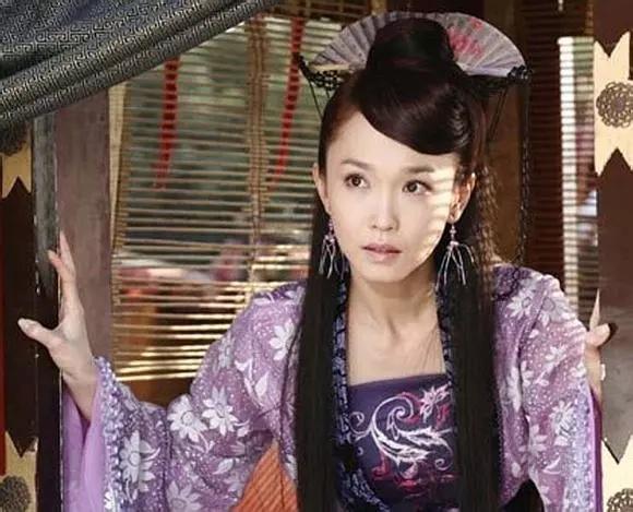 而在《陆小凤之凤舞九天》中,无独有偶,范文芳也是以紫衣造型出场.