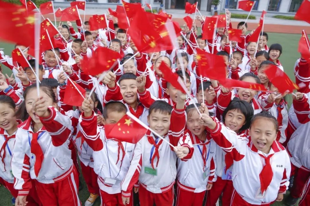 开学啦!丹东市学生同升国旗 共唱国歌