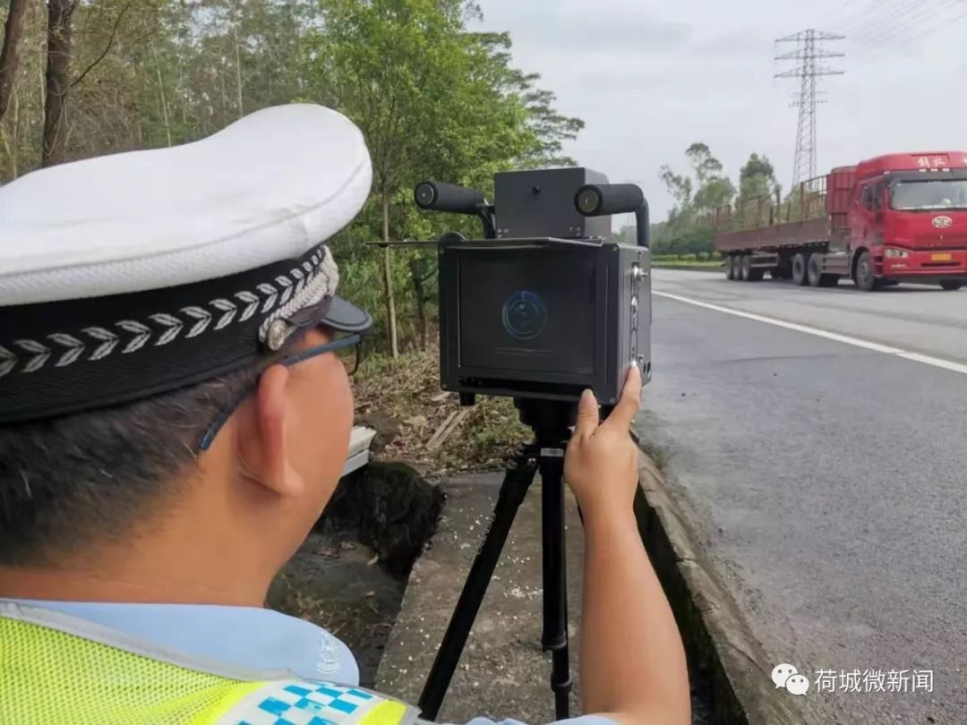 现场抓获超速违法行为8宗高明交警在全辖区路段实施流动测速从今天