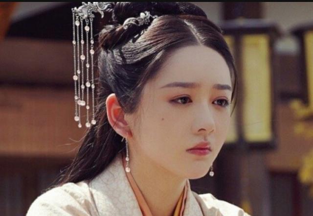 大学毕业就结婚,凭借《白发》中昭芸一角走红,丈夫才是最大赢家