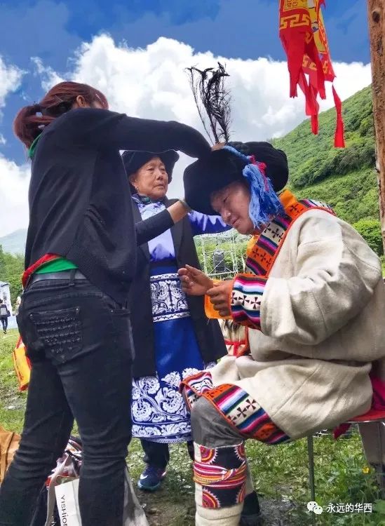 等待"转山会"开始的羌族姑娘和大妈妇女在村口迎接祭祀山神归来的男人