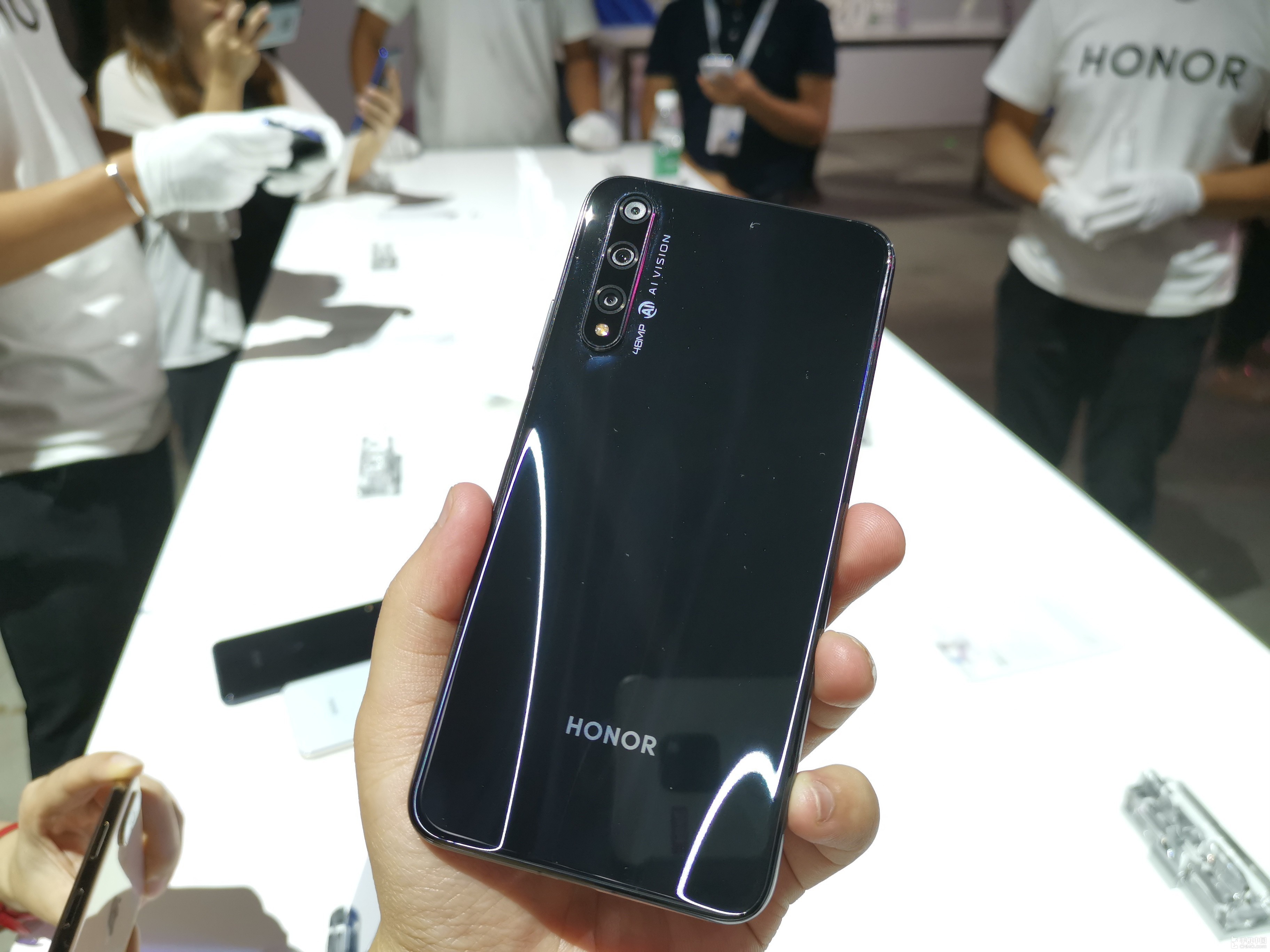 荣耀20s现场真机图赏全新蝶羽纹理id极致魅眼屏