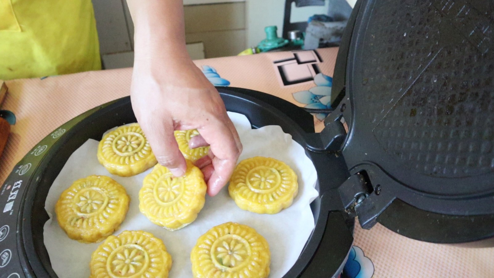 原创月饼在家做很简单用电饼铛做出来比买的还好吃做法配方告诉你