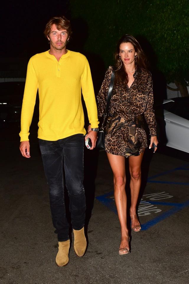 超模亚历桑德拉安布罗休现身圣莫尼卡她的笑容很有魅力