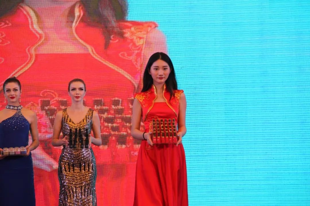 劲歌热舞欢乐美业人轻奢修饰技能大赛,不仅是冰洁绣苑发展的里程碑