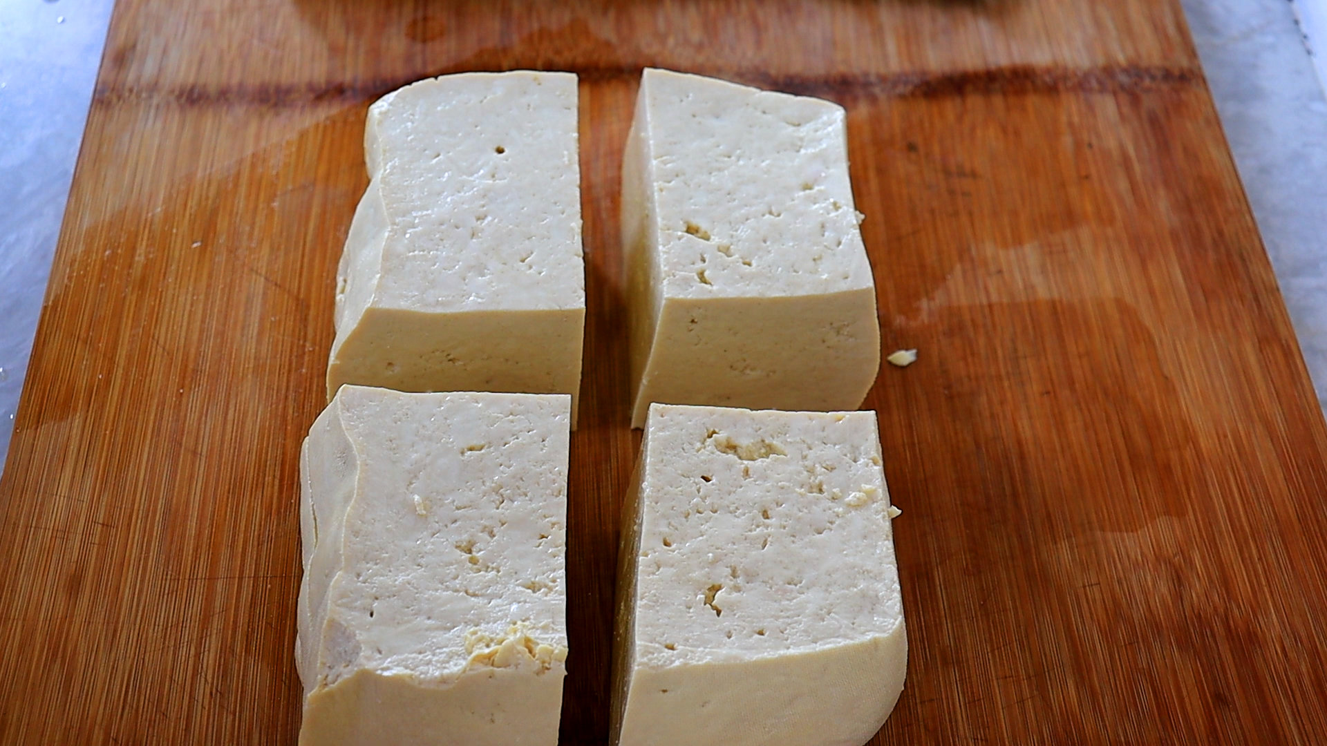 首先豆腐切大块.葱姜切末.