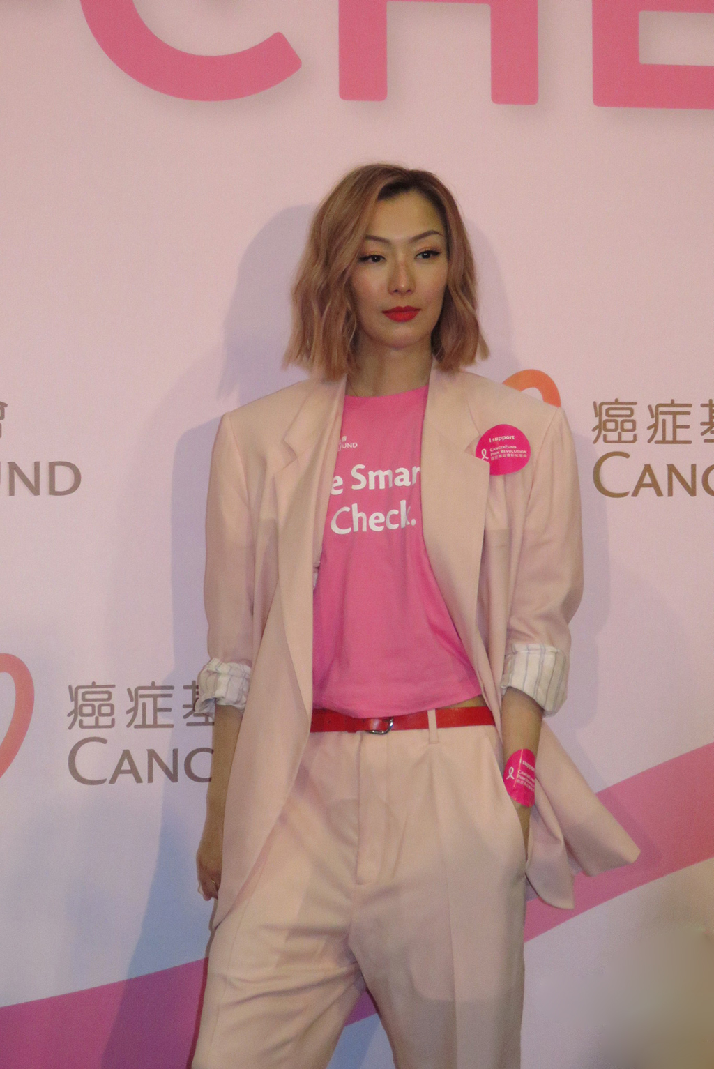 郑秀文一袭樱花粉西装做慈善人美心善充满正能量晋升粉红大使