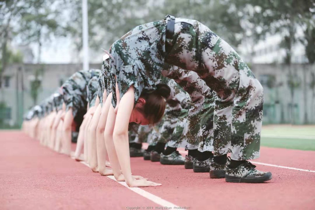 燃硬核咱们家新生军训场大秀一字马百人齐下腰花样献礼新中国成立70