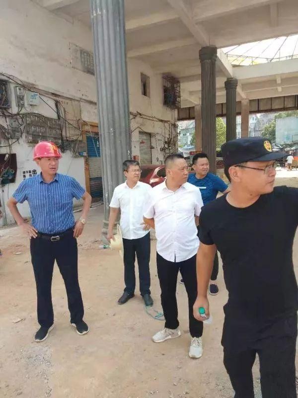 区委常委,政法委书记孔滨兵到改造现场调度区委常委,政法委书记孔滨兵