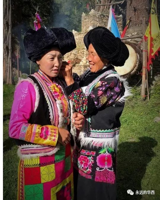 等待"转山会"开始的羌族姑娘和大妈妇女在村口迎接祭祀山神归来的男人