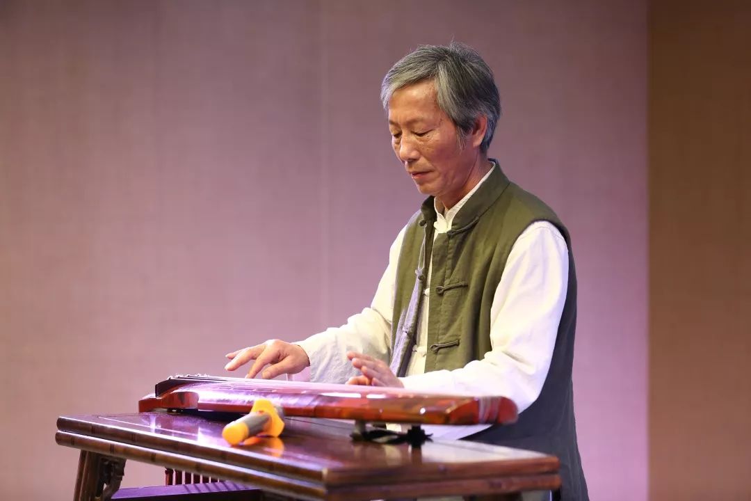 桂世民古琴艺术家,中国古琴专业委员会理事,国家级非物质文化遗产古琴