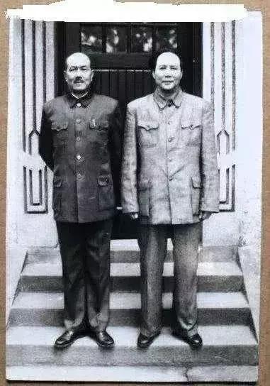 孙飞虎扮演的蒋介石剧照图片(右边为古月).