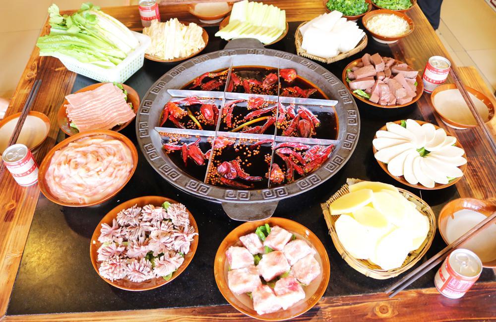 重庆市井美食之旅：走进朝天门防空洞串串香