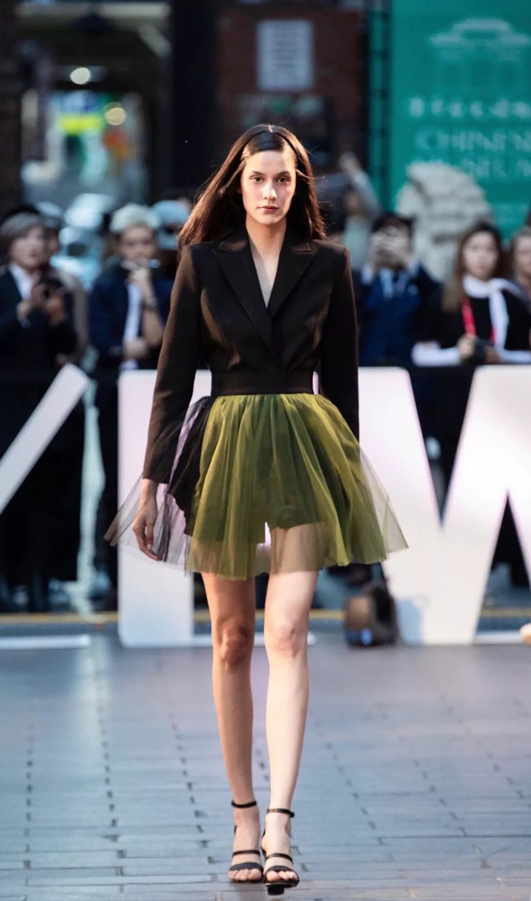 争议新意墨尔本时装周lichang发布西装与礼服的无定规则