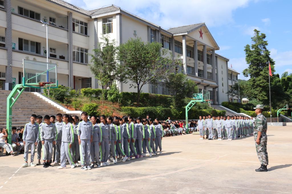 勐先镇初级中学抓好行为规范培养教育上好开学第一课