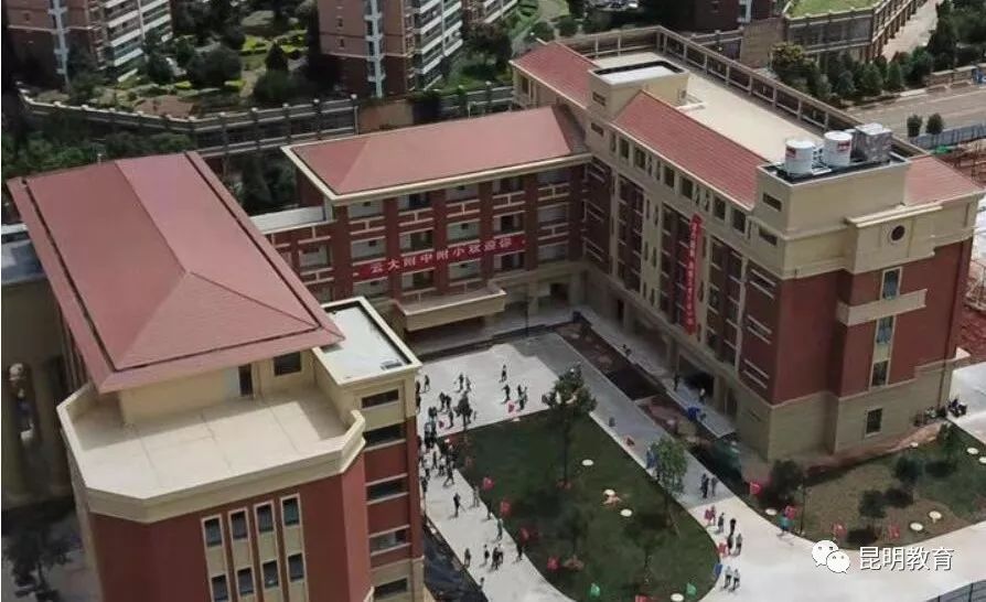 云大附中大学城校区位于云南大学呈贡校区校园内的东南角,与云大附中