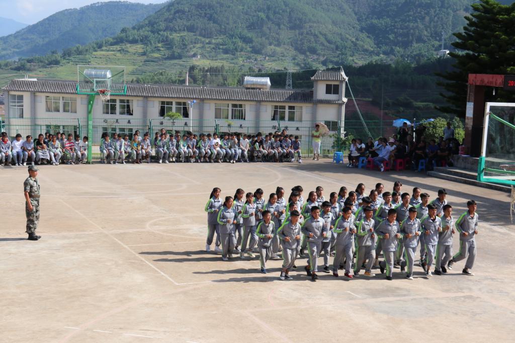 勐先镇初级中学抓好行为规范培养教育上好开学第一课