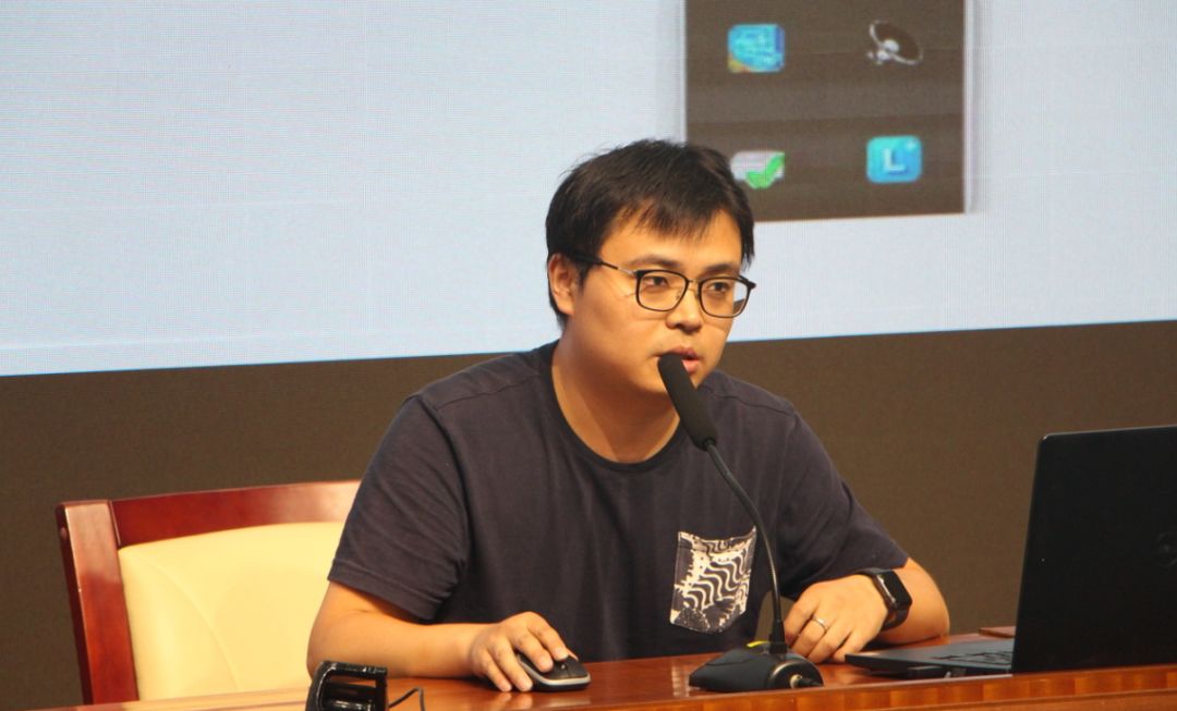 物理组的周宇老师在校本资源库建设方面颇有心得,他精心搜集适合学生