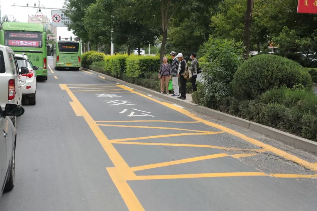 赤峰首条"公交车专用允许机动车右转"车道亮相