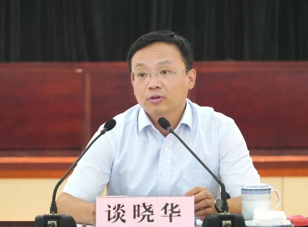 镇党委副书记谈晓华主持会议,并对下阶段安全生产工作进行部署.