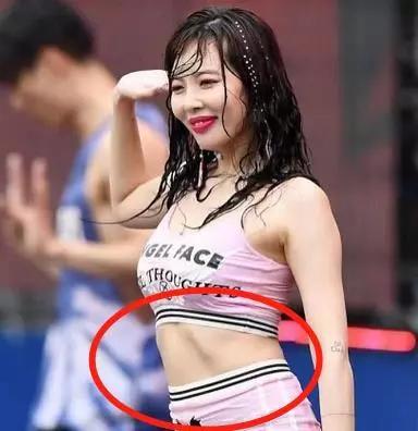 有一种胖叫泫雅露脐装当她弯下腰那一刻网友胖我也喜欢