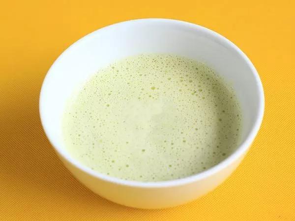 搅打成汁;● 第3步:马蹄洗净,去皮拍碎,切大块;● 第4步:将西芹鸡蛋汁