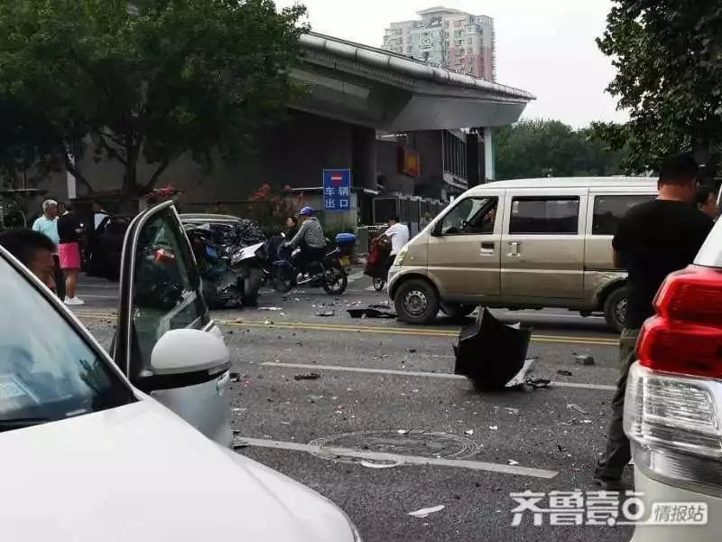 济南发生车祸,多辆车连撞,所幸无人员伤亡