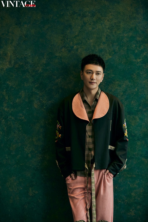 王仁君复古街拍,恣意随性诠释初秋新感觉