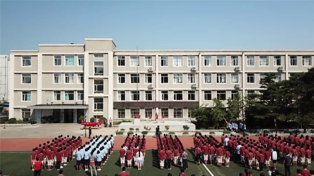 九十九中学举行"同升国旗 共唱国歌"主题升旗仪式