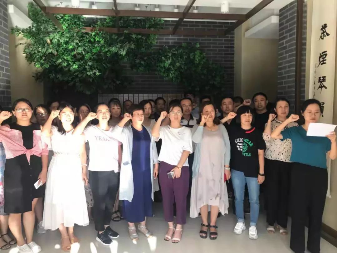 8月29日,天朗气清,秋风阵阵,东辛店镇中学校长陈洪岭带领全体43名教师