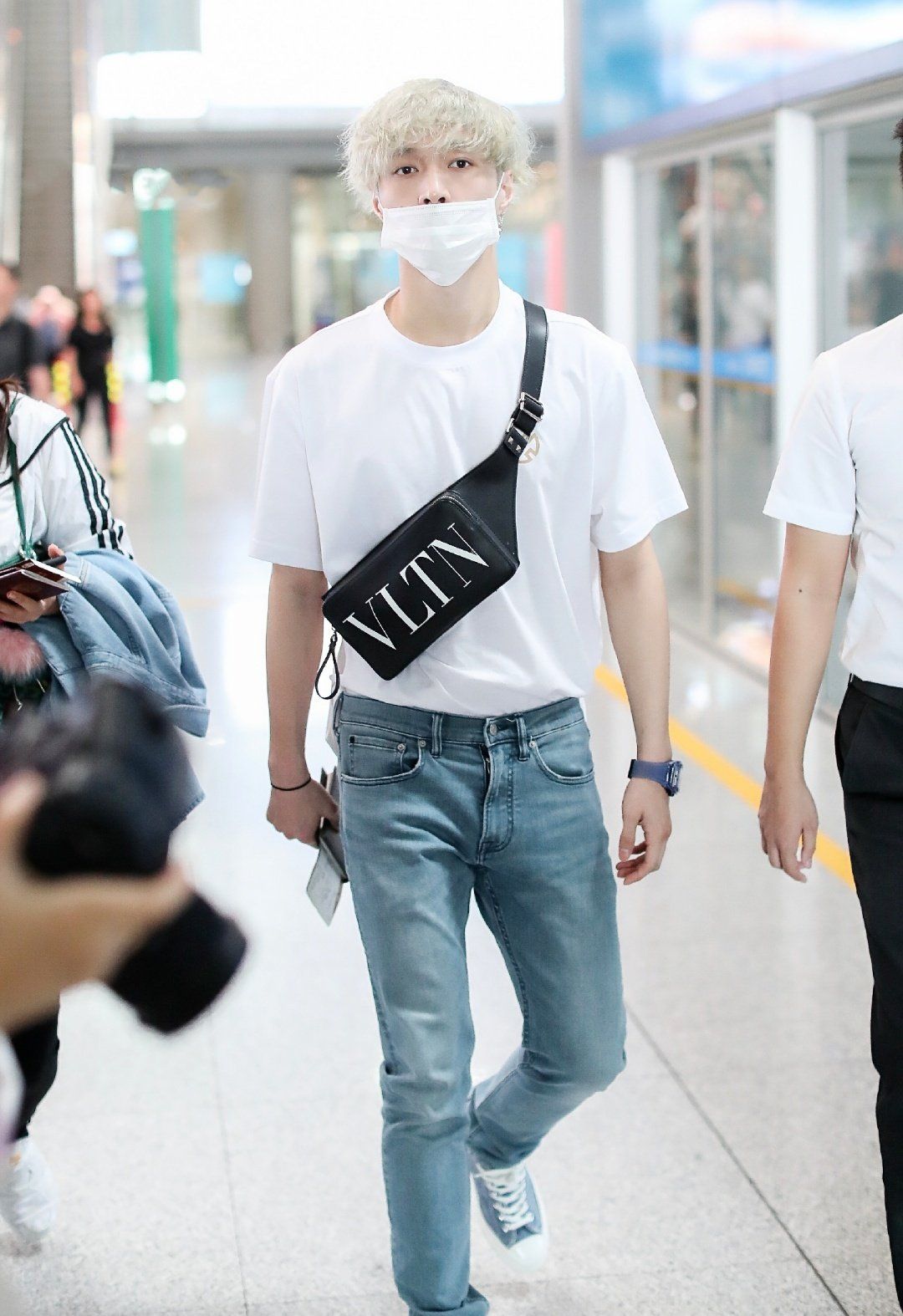 张艺兴换发色了一头极浅色凹出极潮韩范穿搭路线却更实在了