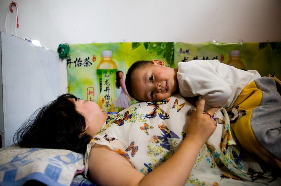 普通人生孩子都要十分凶险,更何况是身患渐冻症的小芳.