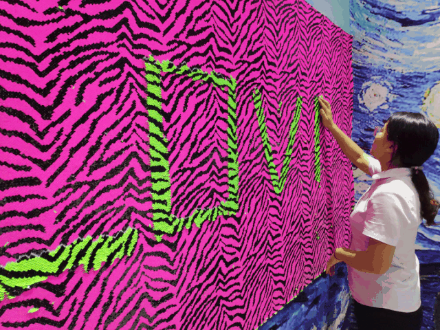 亮片覆盖这里藏着blingbling的奥秘这可不是一面普通的涂鸦墙涂鸦还