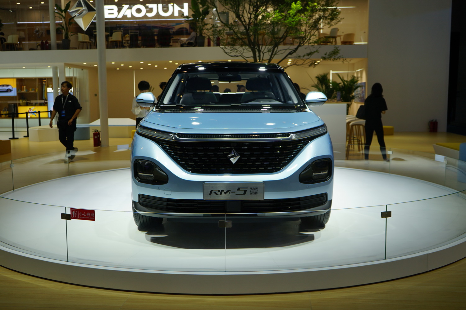 宝骏rm-5是基于宝骏"r平台"打造的全新mpv车型,新车采用宝骏最新"星际