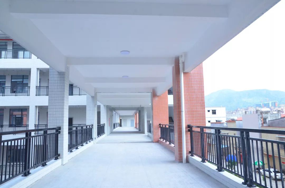 为庆祝西枝江中学开学志愿者们在校门口为同学谋福利